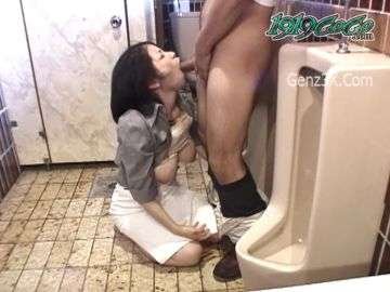 Gái Dâm Say Rượu Bị Trai Đè Ra Hiếp Ngay Trong Wc