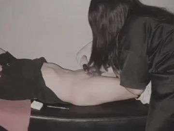 Gái Xinh Trổ Tài Phục Vụ Cho Các Anh Khách