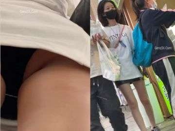 Hot Girl Khoe Hàng Trong Tiệm Trà Sữa Với Chiếc Váy Ngắn