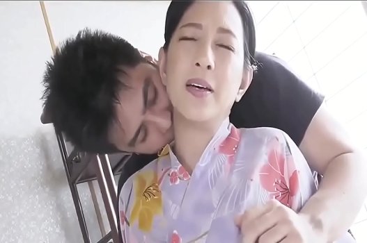 Mẹ Gợi Cảm Mở Lồn Cho Con Trai Đụ Điên Cuồng